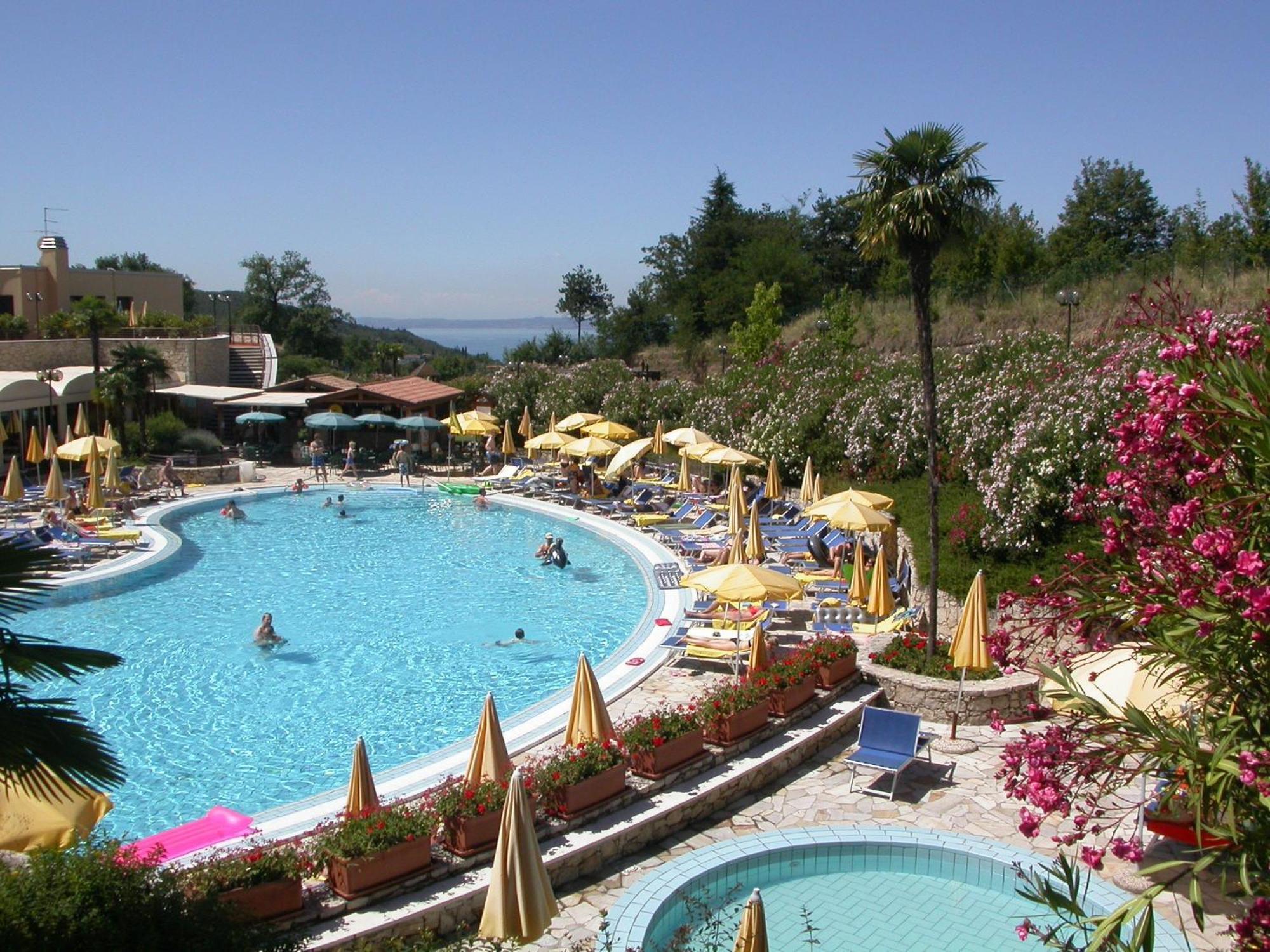 Le Torri Del Garda Familyspa Resort トッリ・デル・ベーナコ エクステリア 写真