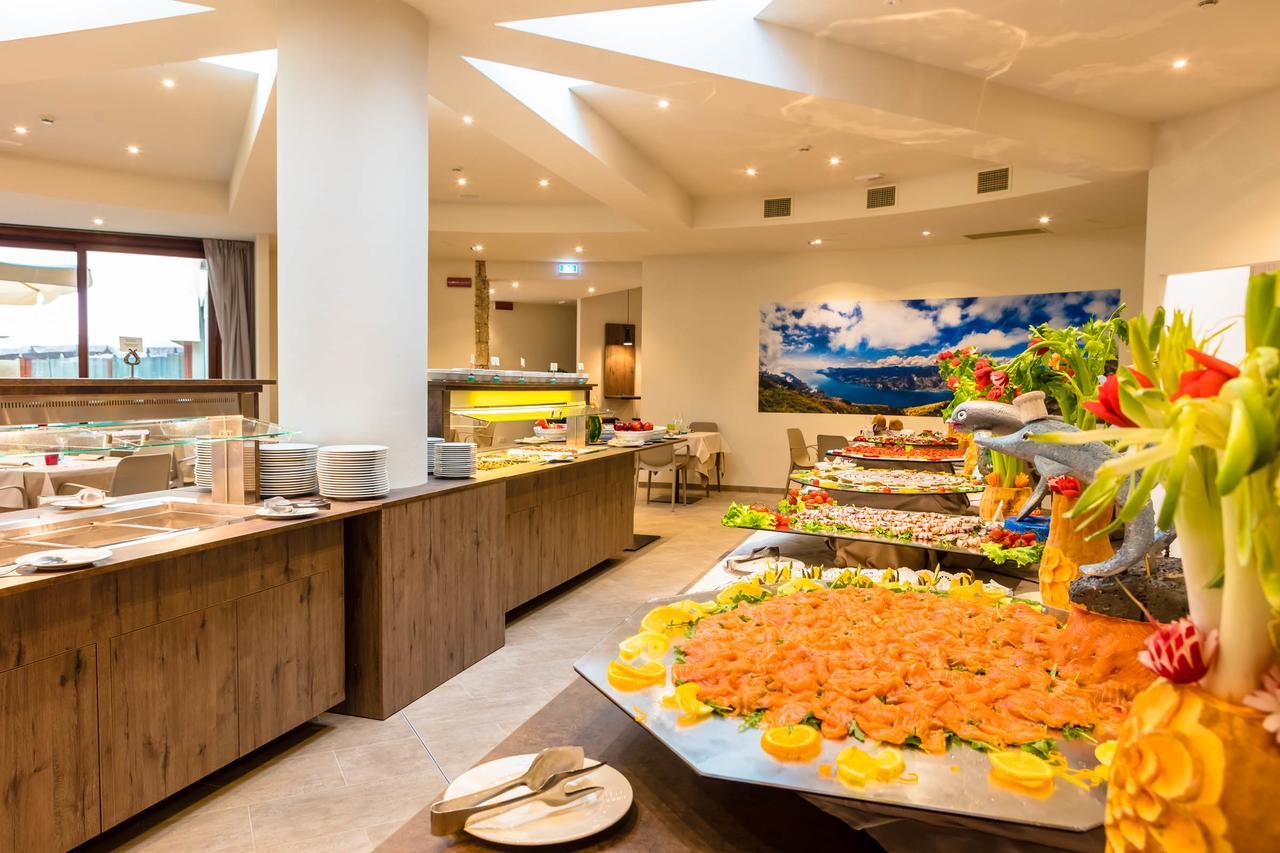 Le Torri Del Garda Familyspa Resort トッリ・デル・ベーナコ エクステリア 写真